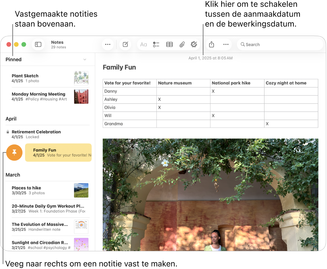 Een venster van de app Notities op de Mac met links de lijst met notities, vastgemaakte notities boven aan de lijst en de vastmaakknop op een notitie. De inhoud van die notitie wordt aan de rechterkant weergegeven met de datum bovenaan. Klik op de datum om te wisselen tussen de aanmaakdatum en de bewerkingsdatum.