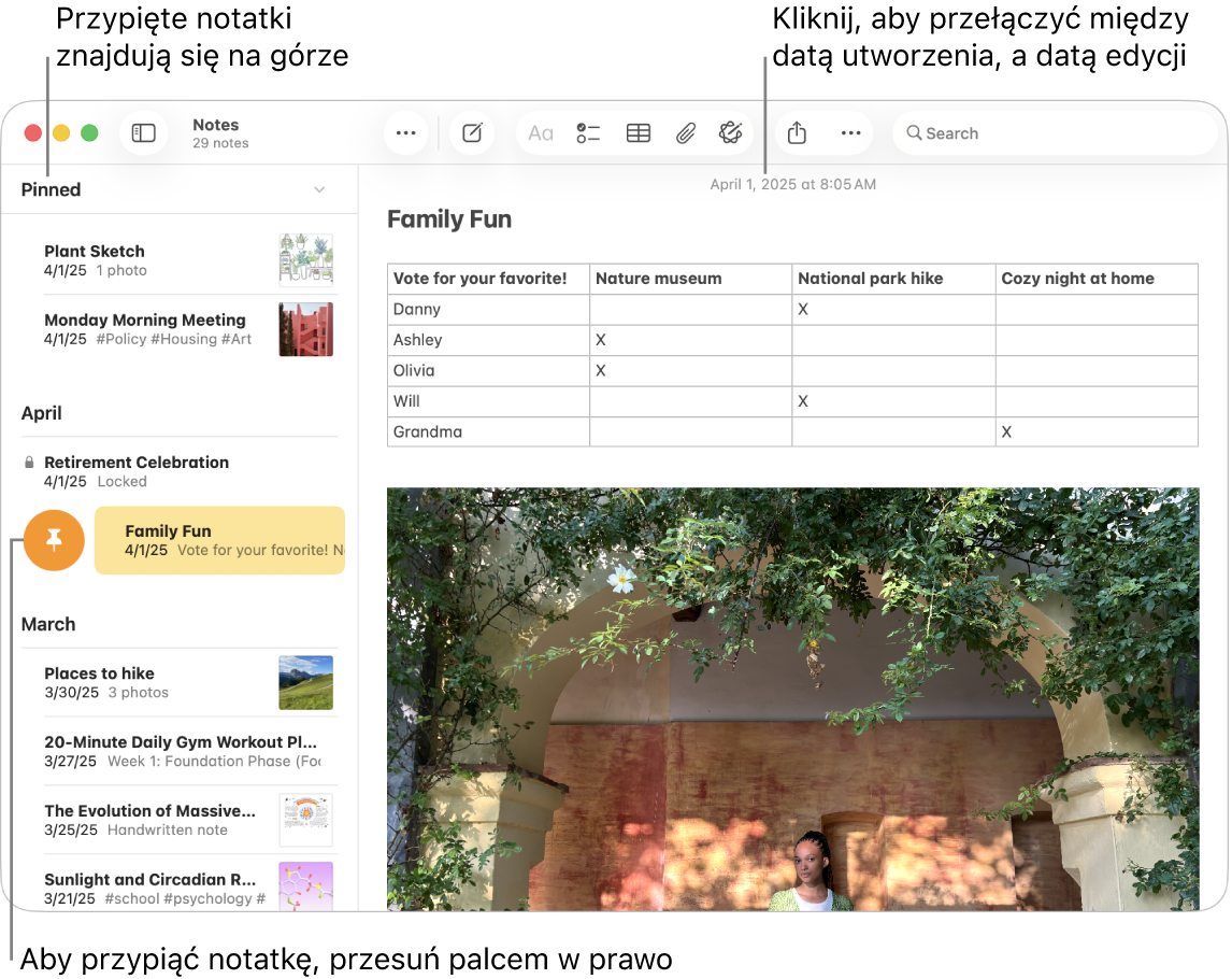 Okno aplikacji Notatki na Macu z listą notatek po lewej, przypiętymi notatkami na górze listy oraz przyciskiem pinezki na jednej notatce. Po prawej wyświetlana jest zawartość notatki, a na jej górze widoczna jest data. Kliknij w tę datę, aby przełączyć między datą utworzenia i datą edycji notatki.