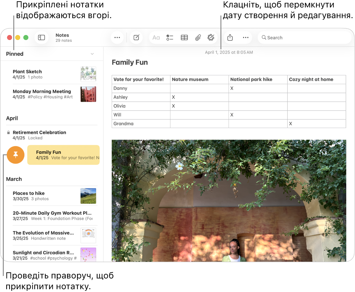 Вікно Нотаток на Mac зі списком нотаток ліворуч, закріпленими нотатками вгорі списку і кнопкою «Закріпити» на одній із нотаток. Вміст цієї нотатки відображається праворуч із датою вгорі. Клацніть дату для перемикання між датою створення і датою редагування.