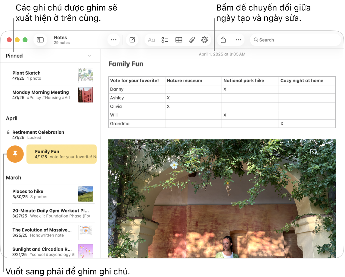 Một cửa sổ ứng dụng Ghi chú trên máy Mac với danh sách ghi chú ở bên trái, các ghi chú được ghim ở đầu danh sách ghi chú và nút Ghim trên một ghi chú. Nội dung của ghi chú đó sẽ xuất hiện ở bên phải với ngày ở trên cùng; bấm vào ngày để chuyển đổi giữa ngày tạo và ngày sửa.