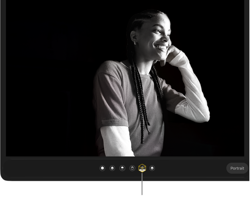 صورة بورتريه مع إضاءة مسرح توفر خلفية سوداء.
