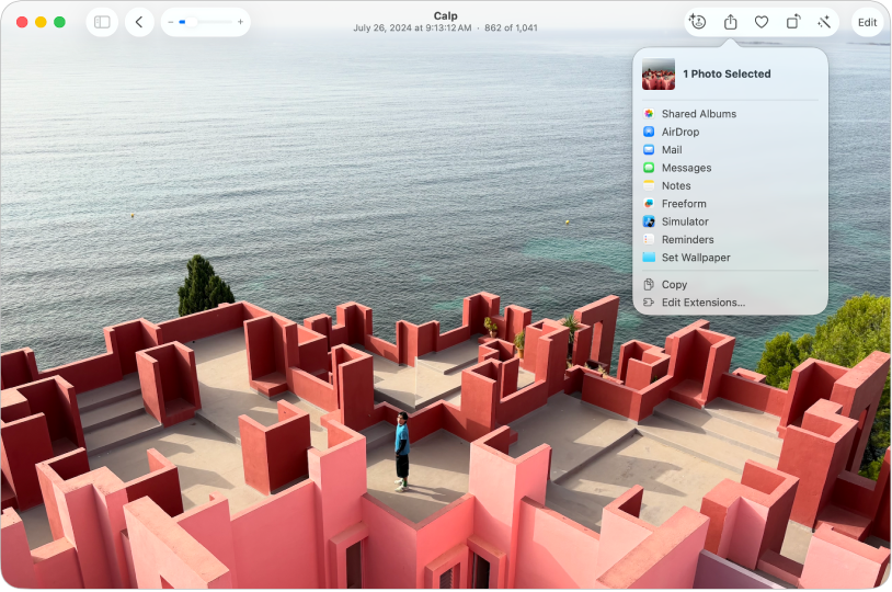 A la finestra de l’app Fotos hi ha una foto oberta. El menú “Comparteix” està seleccionat, i mostra una llista d’apps que es poden fer servir per compartir la foto.