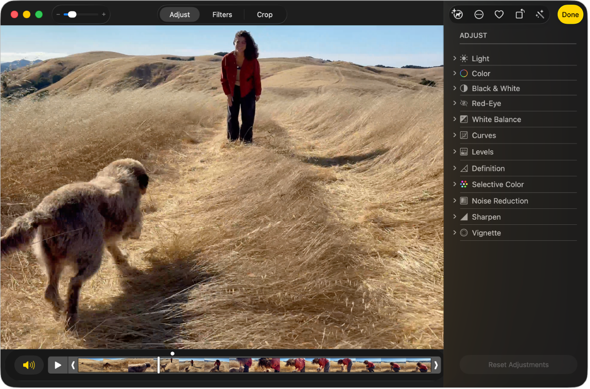 Un video en la vista de edición con un regulador debajo de ella mostrando los fotogramas del video. El botón Bocina y Reproducir se encuentran en la parte izquierda del regulador; las herramientas de ajuste aparecen a la derecha.