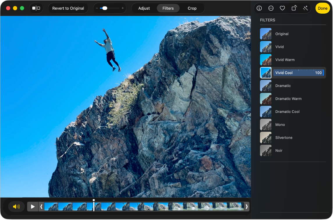 Un video en la vista de edición con la herramienta Filtros seleccionada en la parte superior de la ventana de Fotos y opciones de filtros a la derecha.