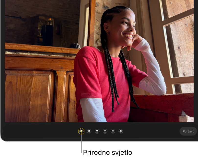 Portretna fotografija s prirodnim osvjetljenjem.