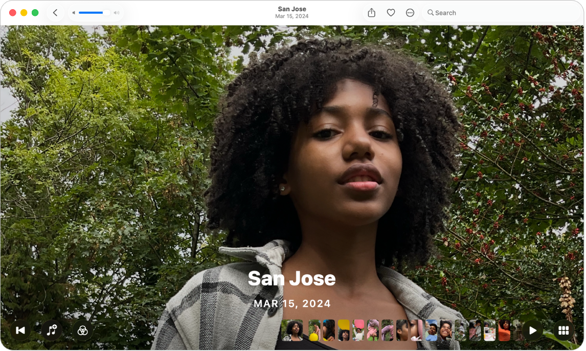 Cửa sổ Ảnh đang hiển thị một kỷ niệm sẵn sàng phát. Nút Tua lại, nút Nhạc, nút Bộ lọc, cuộn phim có các hình thu nhỏ của ảnh trong kỷ niệm, nút Phát và nút Chế độ xem lưới xuất hiện ở dưới cùng.