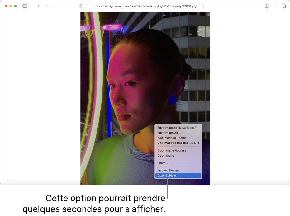 Une image dans Safari d’une personne devant des lumières et un bâtiment.