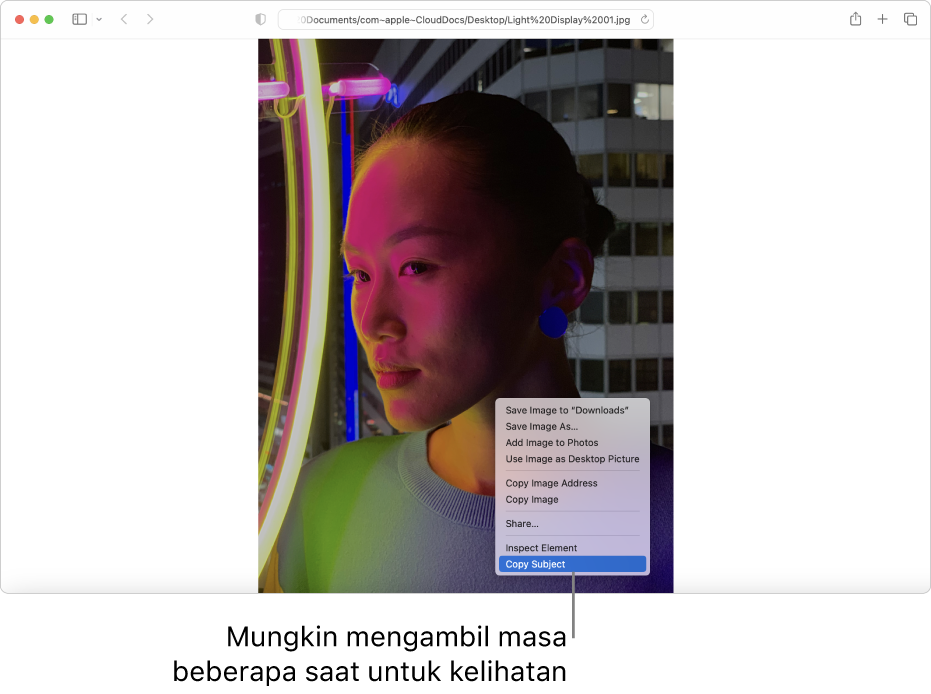 Imej orang dengan lampu dan bangunan di latar belakang dalam Safari.
