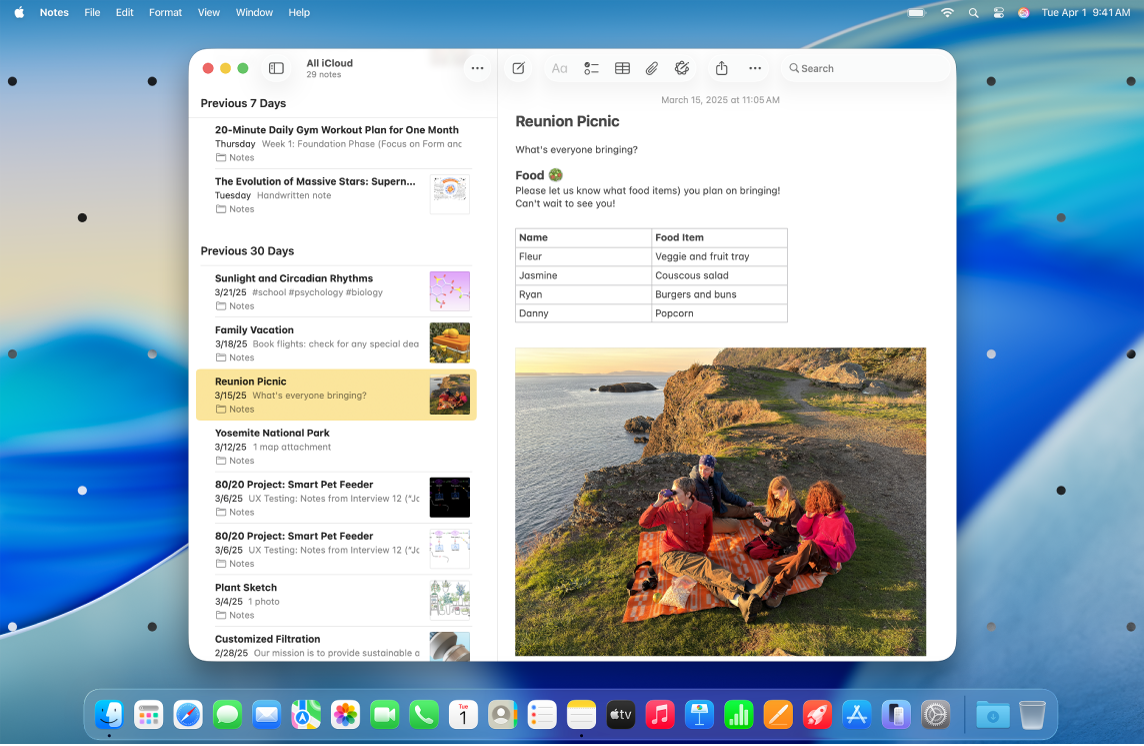 L’app Notes est ouverte sur le bureau, et des points s’affichent de chaque côté du bureau.