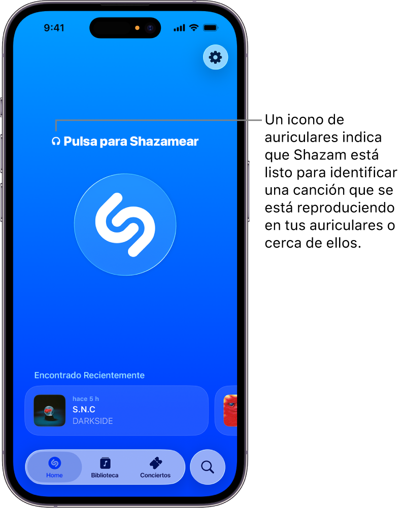La pantalla de inicio de la app Shazam con unos auriculares conectados