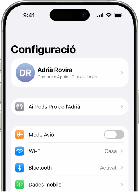 A la configuració de l’iPhone, es mostren els AirPods connectats d’un usuari a la part superior de la pantalla.