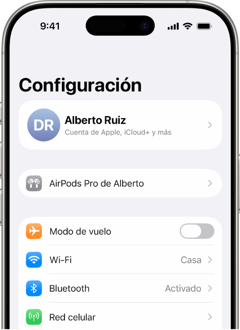 La app Configuración del iPhone, que muestra los AirPods conectados del usuario en la parte superior de la pantalla.