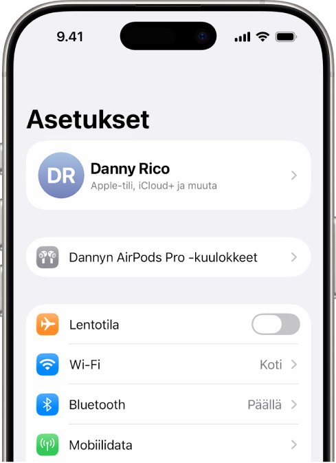 iPhonen Asetukset-appi, jossa näkyy käyttäjän AirPods-kuulokkeet näytön ylärivillä.