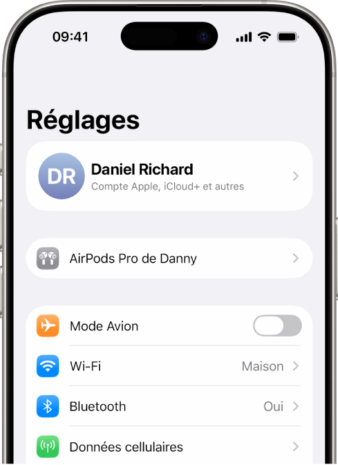 L’app Réglages sur l’iPhone, affichant les AirPods connectés d’un utilisateur indiqués en haut de l’écran.