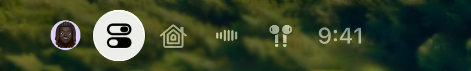 האזור הימני העליון של ״מרכז הבקרה״ ב-Apple TV 4K. ה-AirPods מופיעות משמאל לשעה.