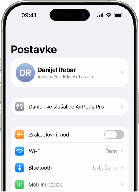 Aplikacija Postavke na iPhoneu s prikazom povezanih AirPods slušalica korisnika pri vrhu zaslona.