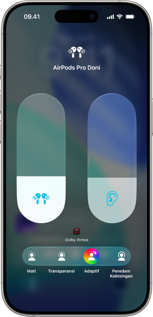 Layar volume di Pusat Kontrol menampilkan level volume untuk AirPods Pro. Di bawah indikator volume di sebelah kiri terdapat mode mendengarkan lain—Mati, Transparansi, Adaptif, dan Peredam Kebisingan. Audio Adaptif dipilih.