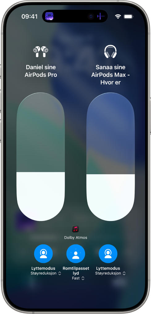 Volumskjermen i Kontrollsenter viser volumnivået for to par med AirPods. Under volumindikatoren til venstre vises Lyttemodus-knappen, som angir at Støyreduksjon er på. Under volumindikatoren til høyre vises Lyttemodus-knappen, som angir at Støyreduksjon er på.
