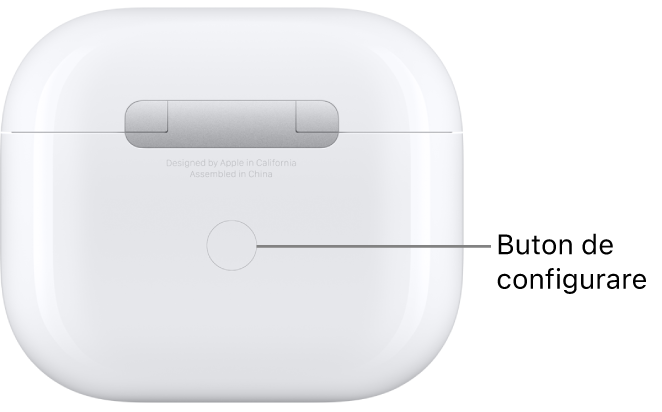 Butonul de configurare este în centrul părții din spate a casetei de încărcare AirPods 3.