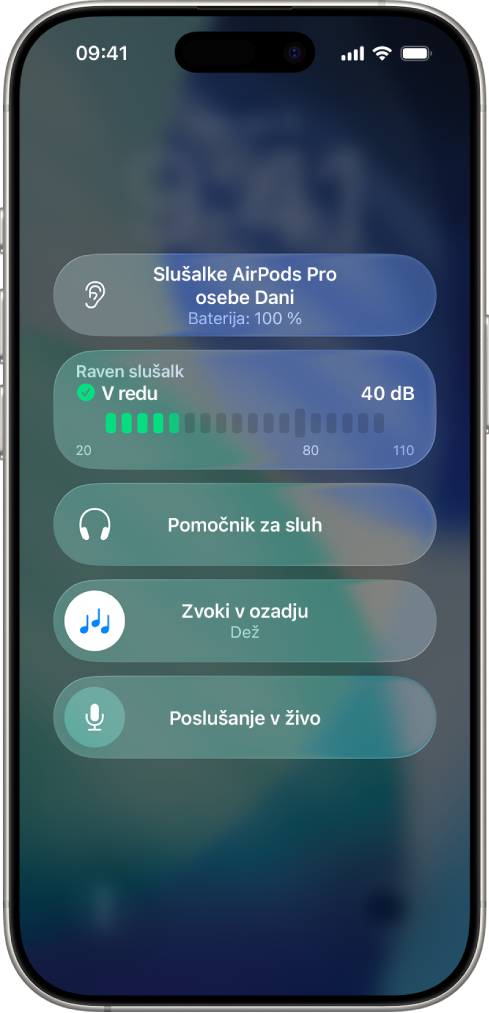 Zaslon Slušni aparati v Nadzornem središču. Od zgoraj navzdol vključuje raven slušalk v decibelih, Pomočnik za sluh, Zvoki v ozadju in Poslušanje v živo.