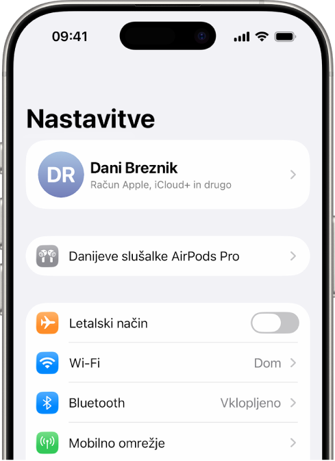 Aplikacija Nastavitve v iPhonu, ki prikazuje uporabnikove povezane slušalke AirPods, navedene na vrhu zaslona.