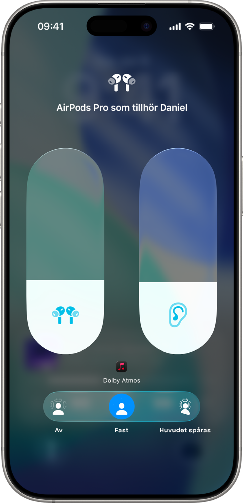 Volymskärmen i Kontrollcenter med volymnivån för AirPods Pro. Nedanför volymindikatorn visas alternativ för rumsligt ljud. Alternativen är Av, Fast och Huvudspårning.