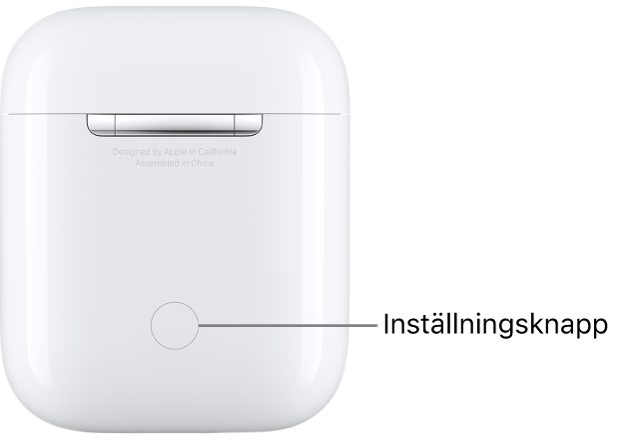 Inställningsknappen mitt på baksidan av laddningsetuiet till AirPods 1 och 2.