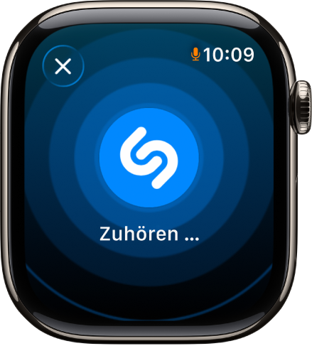 Ein Bildschirm zeigt den Namen und die Künstler:innen eines Musiktitels, der von der Musikerkennung identifiziert wurde. Unten rechts befindet sich die Wiedergabetaste.