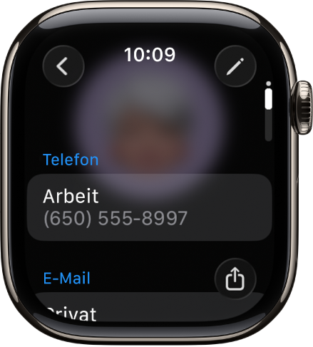 Die App „Kontakte“ mit Kontaktdetails. Die Taste „Bearbeiten“ befindet sich oben rechts. In der Mitte des Bildschirms befinden sich drei Felder: die Telefonnummer, die E-Mail-Adresse und die Privatadresse. Die Taste „Teilen“ befindet sich unten rechts und die Taste „Zurück“ oben links.