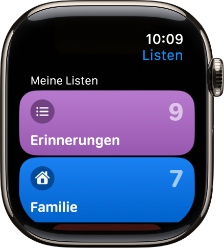 Die Anzeige „Listen“ in der App „Erinnerungen“ mit zwei Listentasten – „Familie“ und „Zuhause“. Die Zahlen auf der rechten Seite zeigen, wie viele Erinnerungen jede Liste enthält. Tippe auf eine Liste, um die darin enthaltenen Objekte anzuzeigen, oder drehe die Digital Crown, um weitere Listen anzuzeigen.