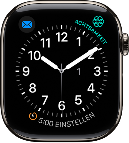 Das Zifferblatt „Utility“, bei dem du die Farbe des Sekundenzeigers und die Beschriftung und Details anpassen kannst. Es sind drei Komplikationen zu sehen: „Musik“ oben links, „Achtsamkeit“ oben rechts und „Training“ unten.