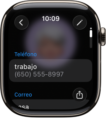 La app Contactos mostrando los detalles de un contacto. El botón Editar aparece en la esquina superior derecha. Tres campos aparecen en la mitad de la pantalla: teléfono, correo y dirección de casa. El botón Compartir está en la esquina inferior derecha y el botón Atrás está en la esquina superior izquierda.