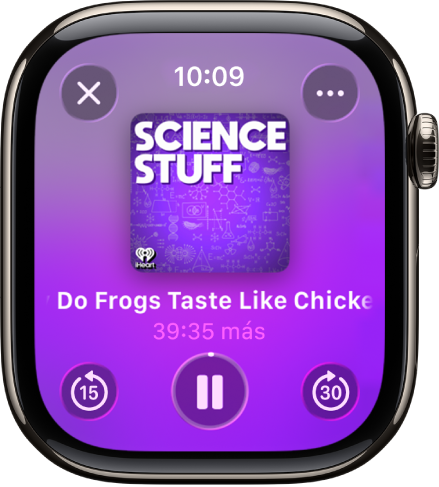 La app Podcasts mostrando la pantalla Ahora suena ahora con la ilustración, título del episodio y tiempo restante en medio. En la parte inferior de la pantalla están los botones Retroceder, Reproducir/Pausar y Adelantar. El botón Más opciones está en la esquina superior derecha y el botón Cerrar está en la esquina superior izquierda.