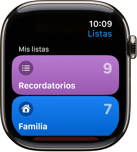La pantalla Listas de la app Recordatorios mostrando dos botones de listas: Familia y Casa. Los números de la derecha indican cuántos recordatorios hay en cada lista. Toca una lista para ver sus elementos o gira la corona Digital Crown para ver más listas.