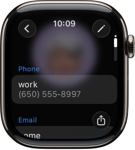 L’app Contacts qui affiche les coordonnées d’un contact. Le bouton Modifier se situe en haut à droite. Trois champs se trouvent au centre de l’écran : numéro de téléphone, adresse courriel et adresse de domicile. Il y a un bouton Partager en bas à droite et un bouton Retour en haut à gauche.