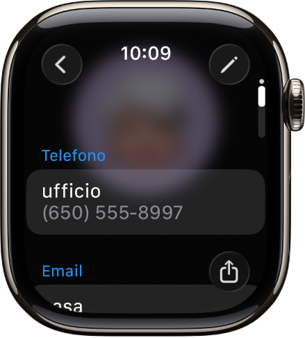 L’app Contatti con i dettagli di contatto di una persona. In alto a destra è presente il pulsante Modifica. Al centro della schermata sono visibili tre campi: il numero di telefono, l’indirizzo email e l’indirizzo di casa. In basso a destra è presente il pulsante Condividi, mentre in alto a sinistra è presente il pulsante Indietro.