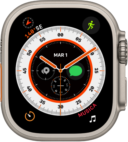 Il quadrante Wayfinder con l’orologio analogico, con la complicazione Batteria, in alto a sinistra, Allenamento, in alto a destra, Timer, in basso a sinistra, e Musica, in basso a destra. Vicino alla porzione centrale del quadrante sono presenti quattro complicazioni : Data, in alto, Terra, a destra, Bussola, in basso, e “Waypoint bussola”, a sinistra.