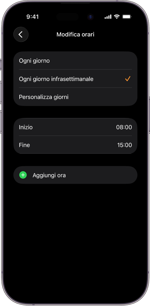 iPhone che mostra la schermata “Modifica orari” per “A scuola”. Le opzioni “Ogni giorno”, “Da lunedì a venerdì” e “Personalizza giorni” sono visualizzate nella parte superiore, con l’opzione “Da lunedì a venerdì” selezionata. Gli orari di inizio e fine sono visibili al centro, mentre il pulsante “Aggiungi ora” si trova al di sotto.