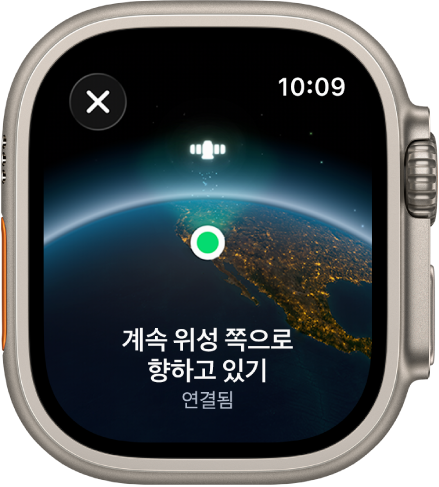 구부러진 지구 모습 위의 위성 아이콘, 초록색 연결 표시기, ‘계속 위성을 향하고 있기’ 텍스트가 표시된 화면.