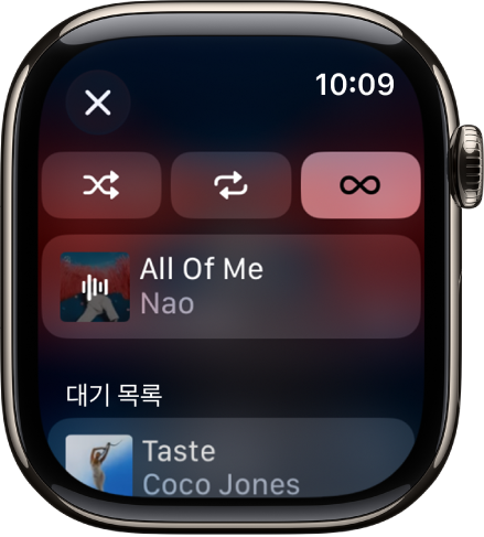 상단에 임의 재생, 반복, 자동 재생 버튼이 있고, 그 바로 아래 하나의 트랙이 있는 트랙 목록 윈도우. 하단 근처에 다른 트랙이 바로 다음에 재생 아래에 표시됨. 왼쪽 상단에 닫기 버튼이 있음.