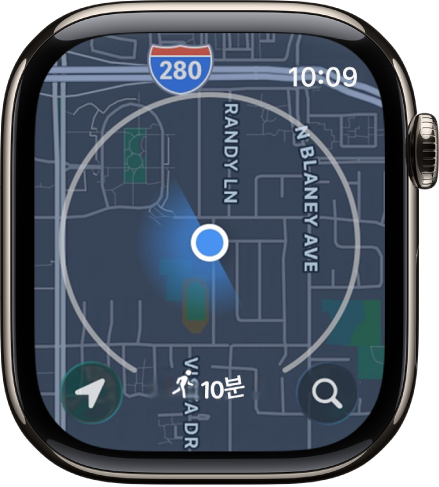 현재 위치 주위에 7분 도보 반경을 나타내는 원이 있는 지도 앱. 위치 버튼은 왼쪽 하단에 있고 검색 버튼은 오른쪽 하단에 있음.