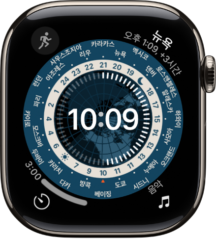 아날로그 시계를 표시하는 월드 타임 시계 페이스. 중앙에는 낮과 밤을 보여주는 지구본의 지도가 있음. 숫자와 도시 이름이 문자판에 표시되어 각 위치의 시간을 나타냄. 각 모서리에 표시된 컴플리케이션으로는 왼쪽 상단에 음악, 오른쪽 상단에 번역, 왼쪽 하단에 타이머, 오른쪽 하단에 날짜가 있음.