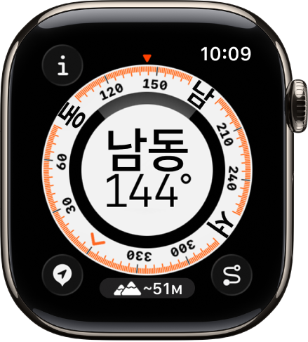 중앙에 나침반 방향, 내부 링에 경유지를 나타내는 점, 바깥 링에 나침반 방위가 있는 다이얼이 표시된 나침반 앱. 왼쪽 상단에 정보 버튼, 왼쪽 하단에 경유지 버튼, 중앙 하단에 고도 버튼, 오른쪽 하단에 경로 되짚기 버튼이 있음.