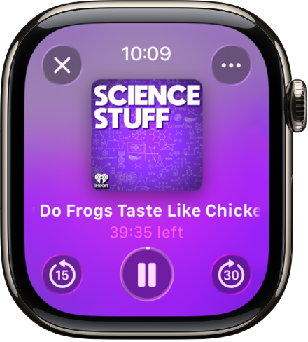 De Podcasts-app met het scherm 'Huidige' en in het midden een albumillustratie, de titel van een aflevering en de resterende tijd. Onder in het scherm staan de knoppen voor terugspoelen, afspelen/pauzeren en doorspoelen. Rechtsboven bevindt zich de knop 'Meer opties' en linksboven de sluitknop.