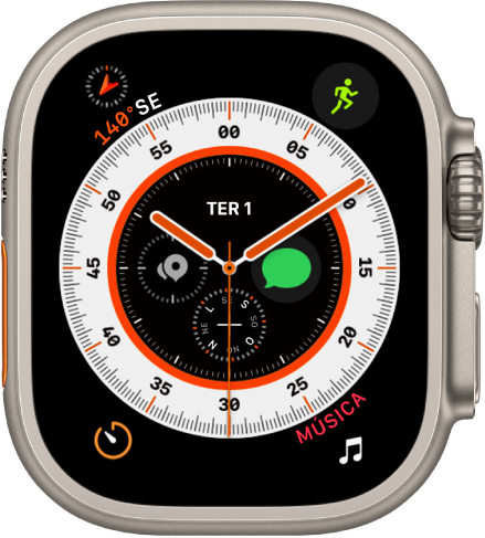 Mostrador Wayfinder exibindo um relógio analógico, com as complicações Bateria na parte superior esquerda, Exercício na parte superior direita, Timers na parte inferior esquerda e Música na parte inferior direita. Há quatro complicações perto do centro do mostrador: Data na parte superior, Terra à direita, Bússola na parte inferior e Pontos Intermediários da Bússola à esquerda.