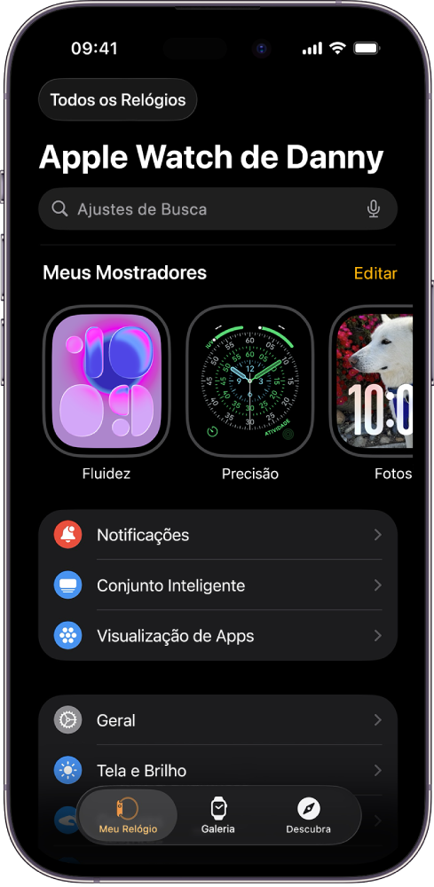 A primeira tela do app Apple Watch no iPhone é Meu Relógio que exibe os mostradores próximo da parte superior e os ajustes na parte inferior. Há três abas na parte inferior da tela do app Apple Watch: a aba esquerda, Meu Relógio, onde você faz os ajustes no Apple Watch; a aba seguinte, Galeria de Mostradores, onde você pode explorar os mostradores e complicações disponíveis; e por fim, Descubra, onde você pode saber mais sobre o Apple Watch.