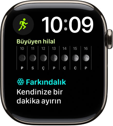 Sağ üstte dijital bir saat ve üç komplikasyon gösteren Modüler Düo saat kadranı: Sol üstte Antrenman, ortada Ay Evreleri ve en altta Farkındalık.