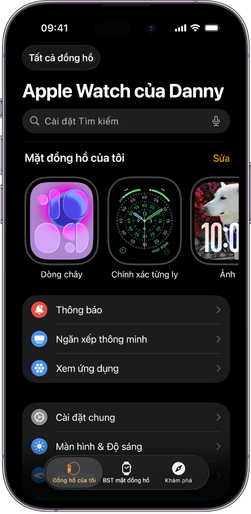 Ứng dụng Apple Watch trên iPhone mở đến màn hình Đồng hồ của tôi hiển thị các mặt đồng hồ của bạn ở gần trên cùng và các cài đặt ở bên dưới. Có ba tab ở dưới cùng của màn hình ứng dụng Apple Watch: tab bên trái là Đồng hồ của tôi, là nơi dành cho các cài đặt của Apple Watch; tiếp theo là BST mặt đồng hồ, là nơi bạn khám phá các mặt đồng hồ và tổ hợp có sẵn; sau đó là Khám phá, là nơi bạn có thể tìm hiểu thêm về Apple Watch.