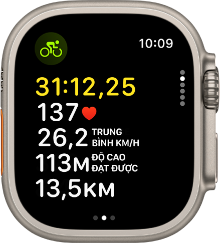 Một bài tập đạp xe đang diễn ra hiển thị thời gian đã qua, nhịp tim, tốc độ trung bình, độ cao đạt được và tổng quãng đường của bài tập.