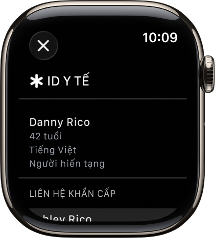 Màn hình ID y tế đang hiển thị tên, tuổi, ngôn ngữ, trạng thái hiến tạng và liên hệ khẩn cấp của một người.